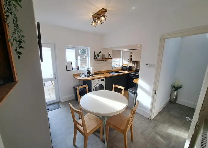 Charming Town Centre 2 Bed House